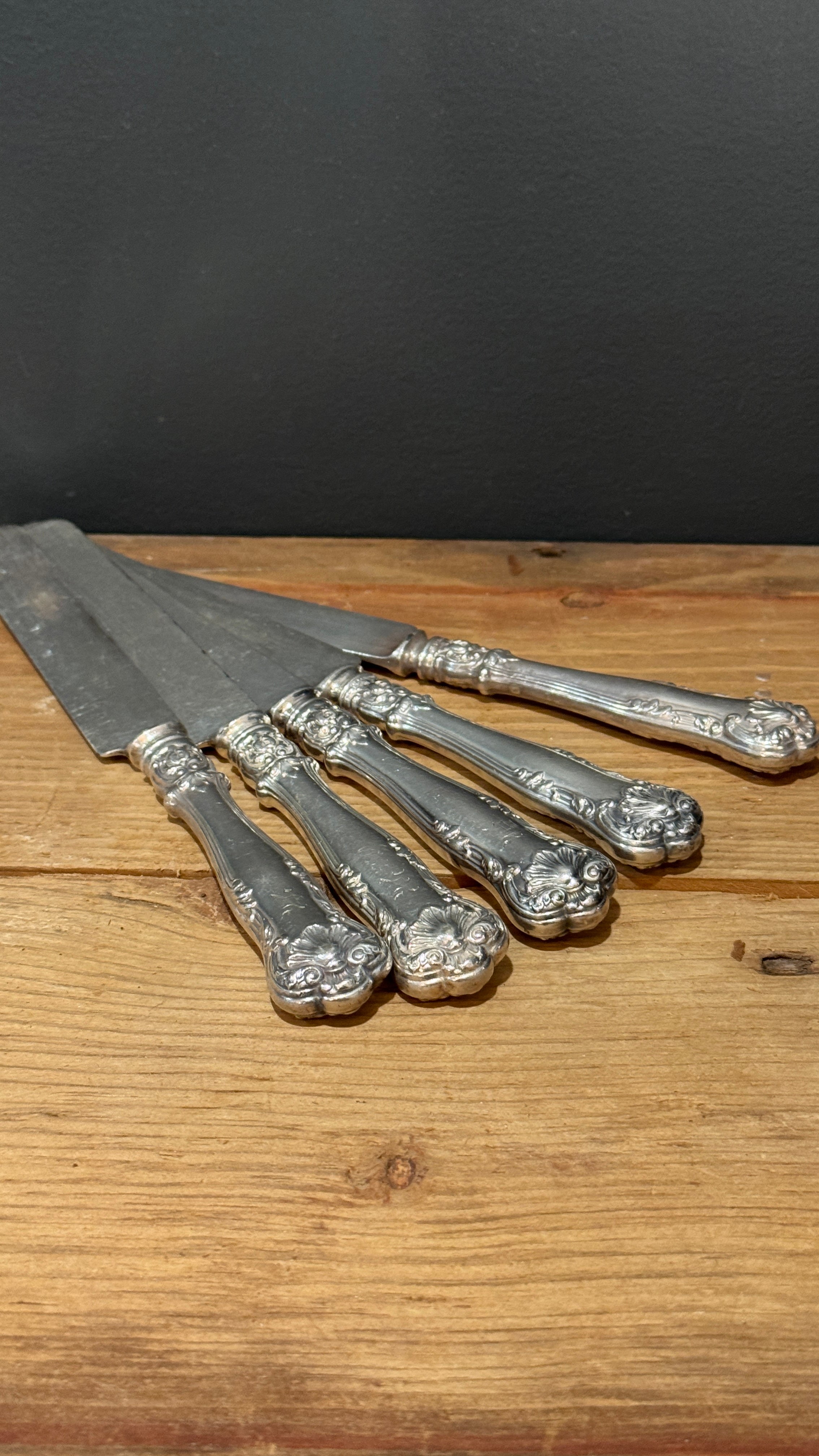 Gotham Silver Co. Florentine Silverplate Knives "N" -5