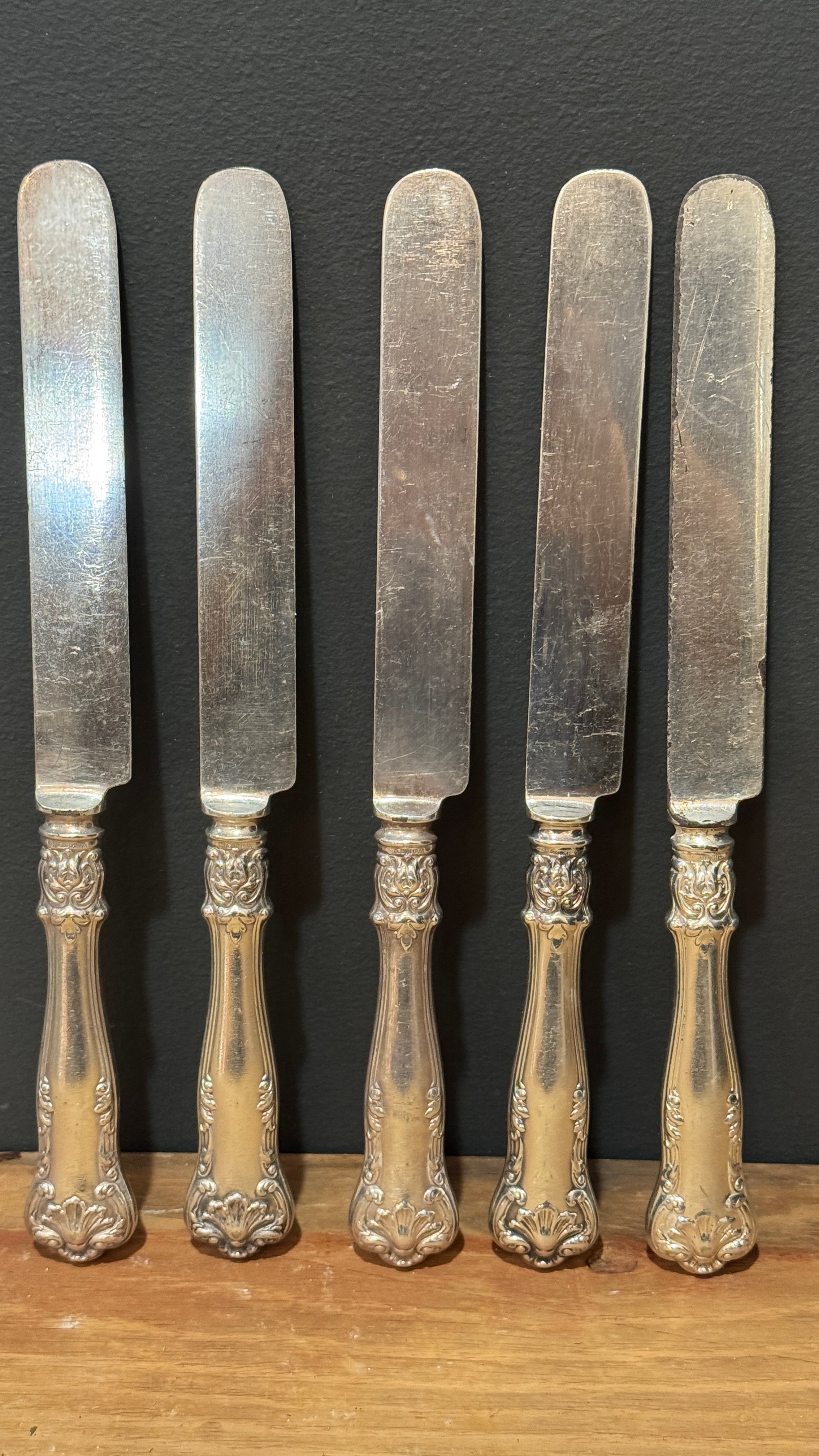 Gotham Silver Co. Florentine Silverplate Knives "N" -5