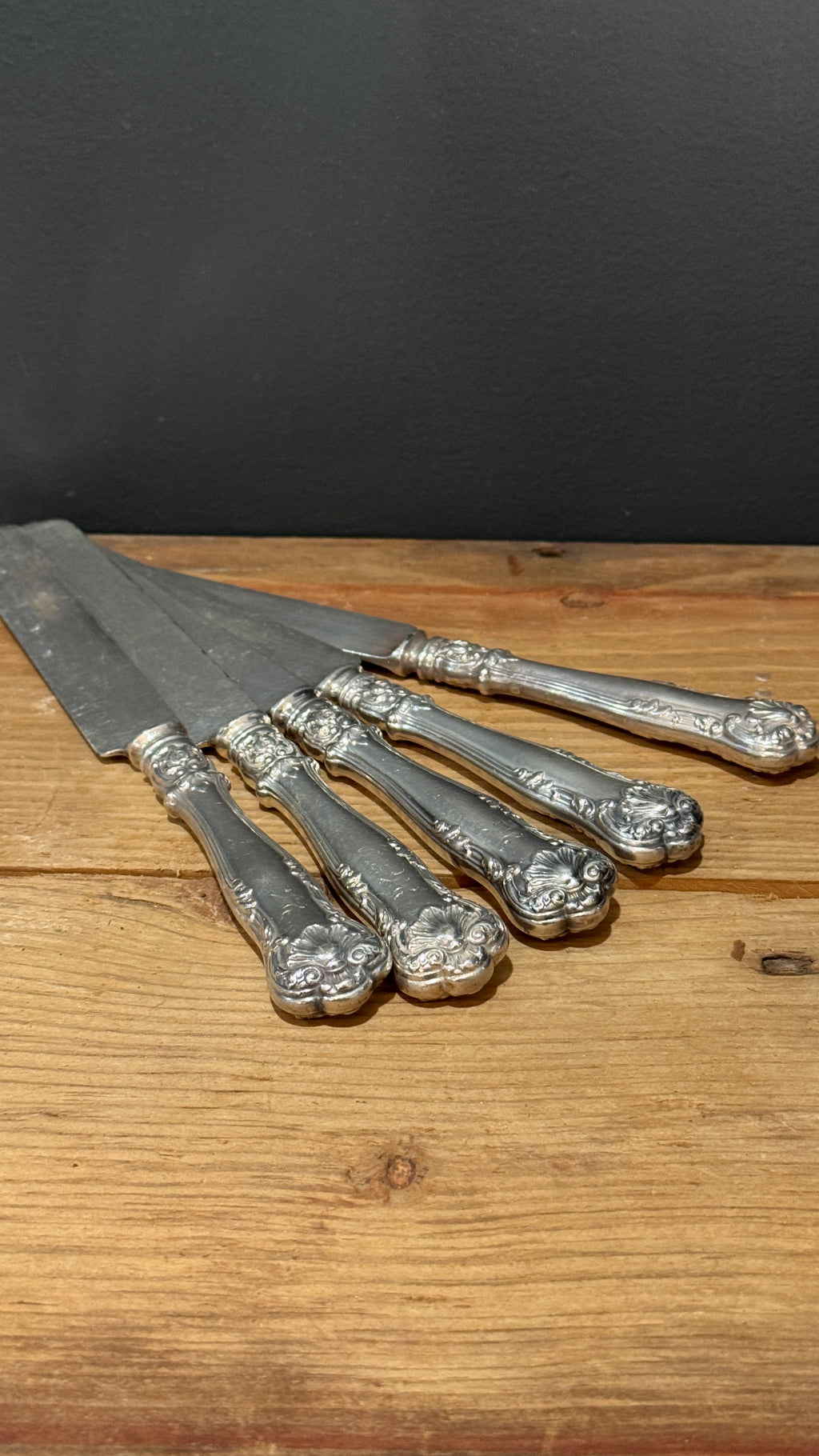 Gotham Silver Co. Florentine Silverplate Knives "N" -5